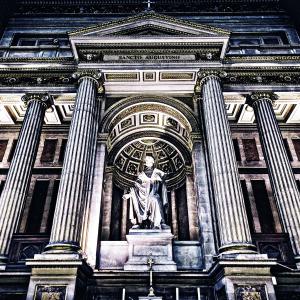 Entre les colonnes
